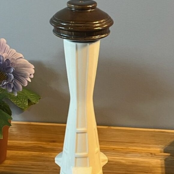 Very Rare Space Needle Seattle World Fair HTF Collectable figurine MCM souvenir - Picture 1 of 3